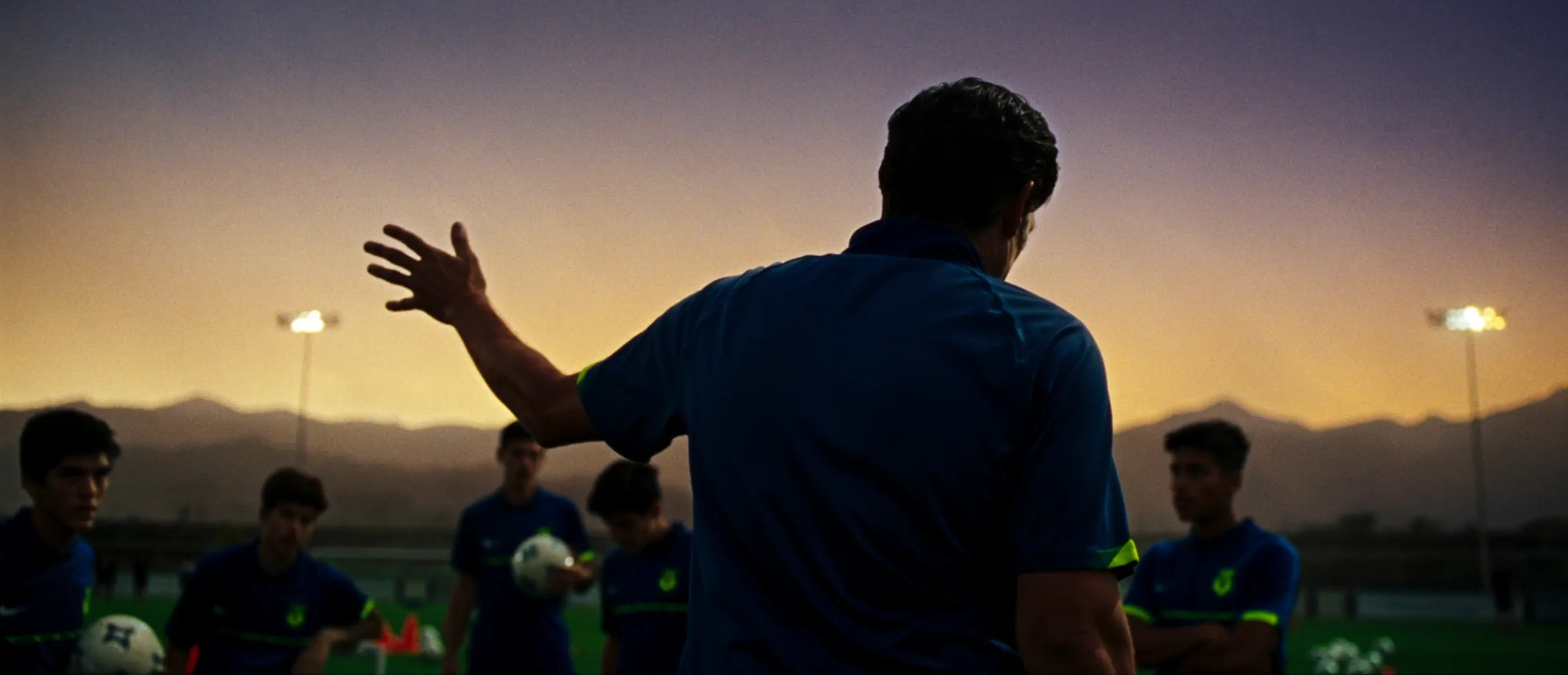 Jugador joven de Ilaló FC hidratándose después del entrenamiento